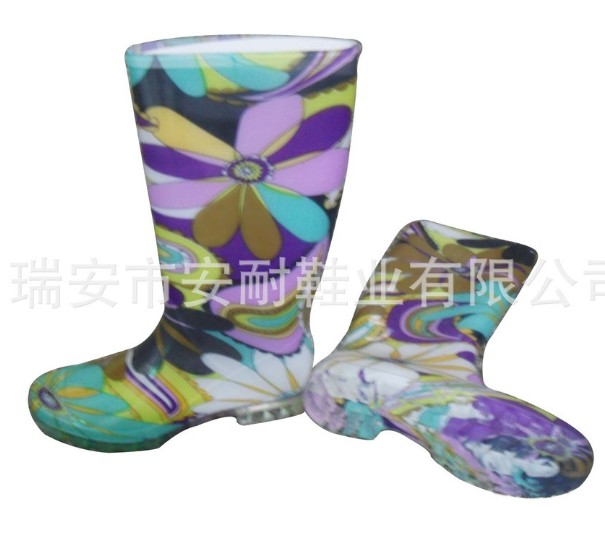 供應(yīng)女式雨鞋尺碼齊全花色多樣價(jià)格優(yōu)惠