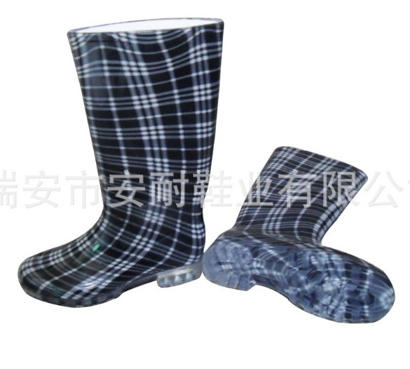 供應(yīng)時(shí)尚PVC雨鞋花色多樣美觀大方適合出口