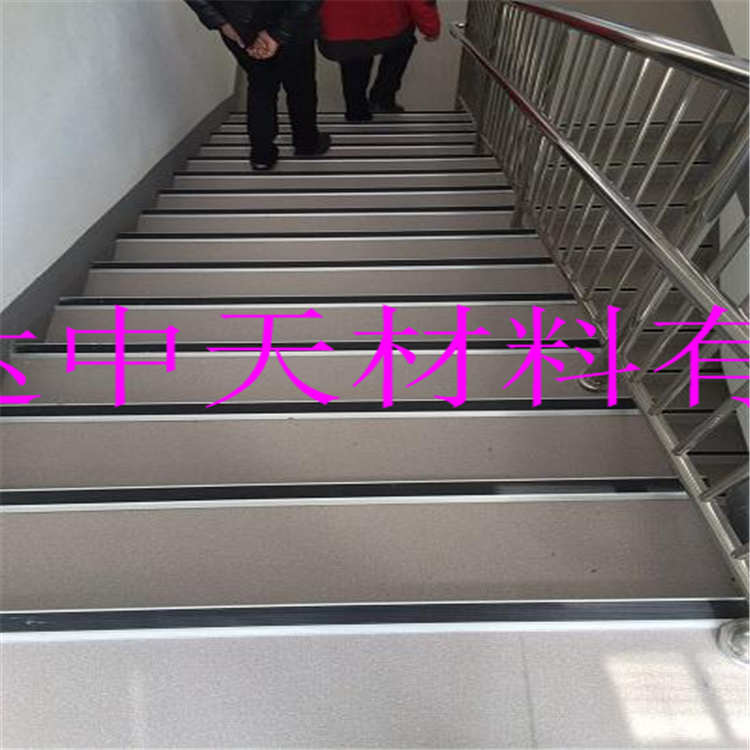 鋁合金防滑條L型施工實物效果圖3