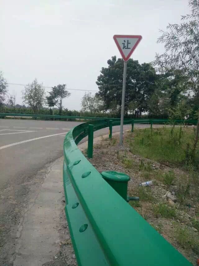 熱鍍鋅噴塑波形護(hù)欄板公路防撞護(hù)欄山東廠家價(jià)格