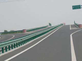 四川護欄板廠家：波形護欄板真的有那么大的效果嗎?為什么要裝置護欄板?