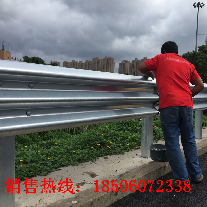 湖北襄樊雙波護欄 宜春熱鍍鋅噴塑護欄板施工隊