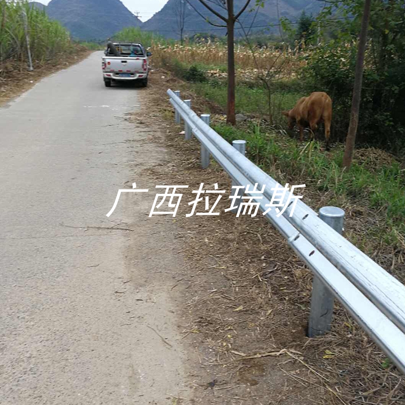 云南防撞波形護欄 噴塑護欄 護欄廠家支持定做