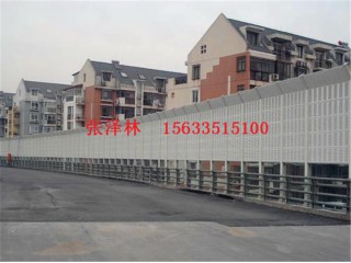 高速公路隔音聲屏障定制高架橋梁降噪隔音板小區金屬百葉孔聲屏障